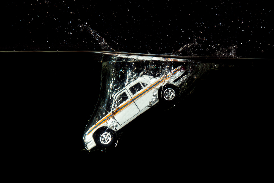 voiture qui tombe dans l'eau